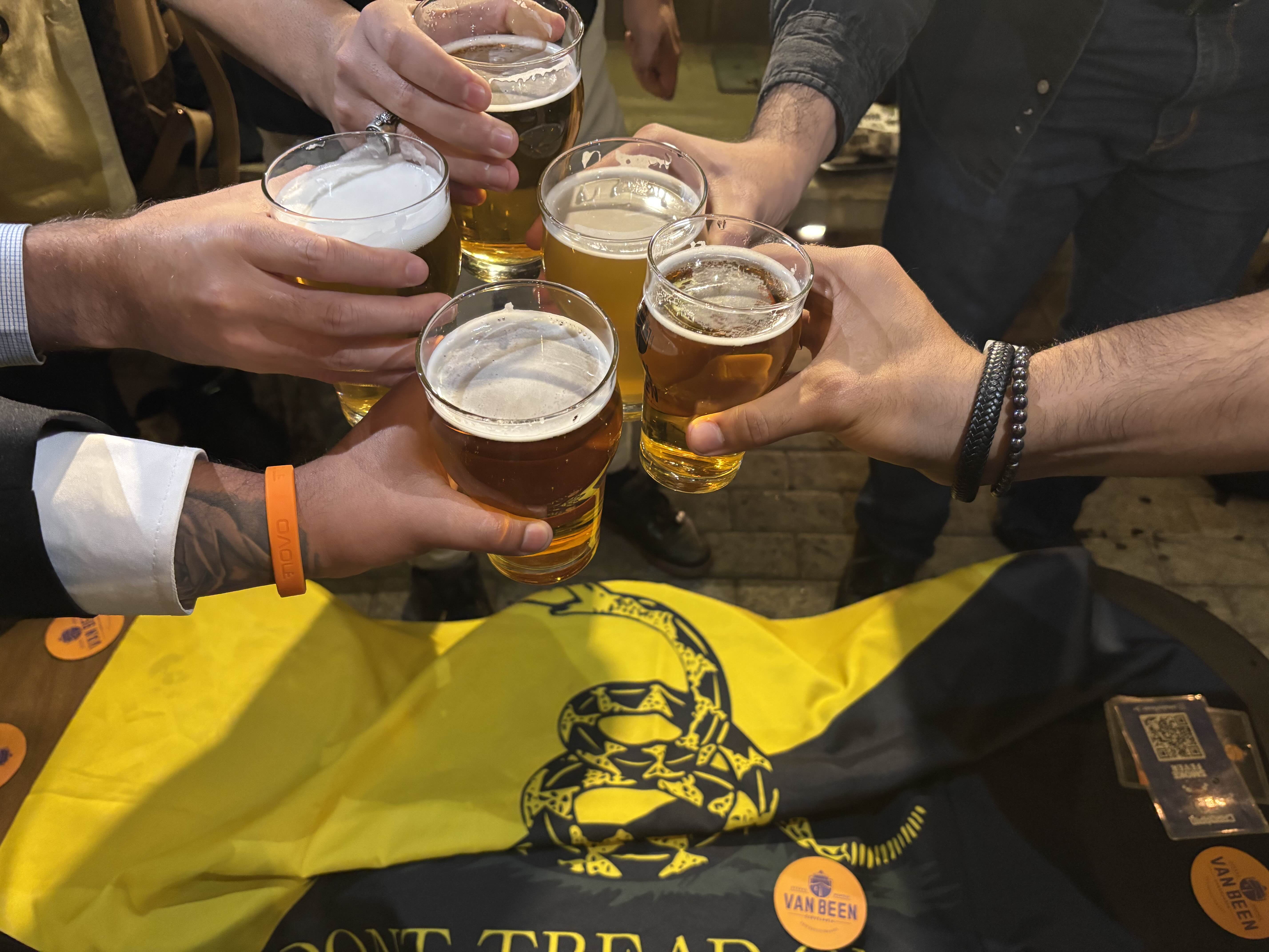 Jovens celebrando liberdade